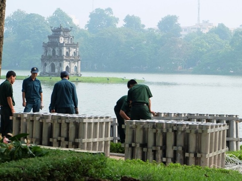 Hàng trăm ống pháo hoa đã được chuẩn bị chu đáo cho buổi bắn pháo hoa chào mừng ngày giải phóng Thủ đô (10/10).